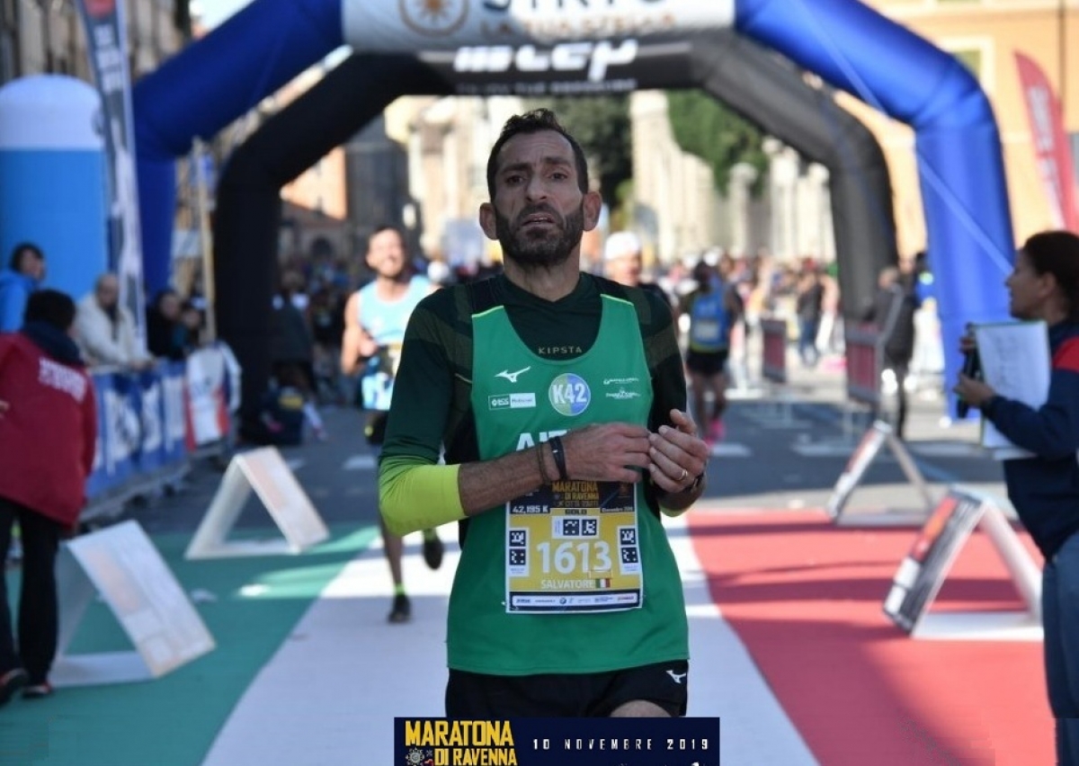 Salvatore De Bernardo al traguardo della maratona di Ravenna  