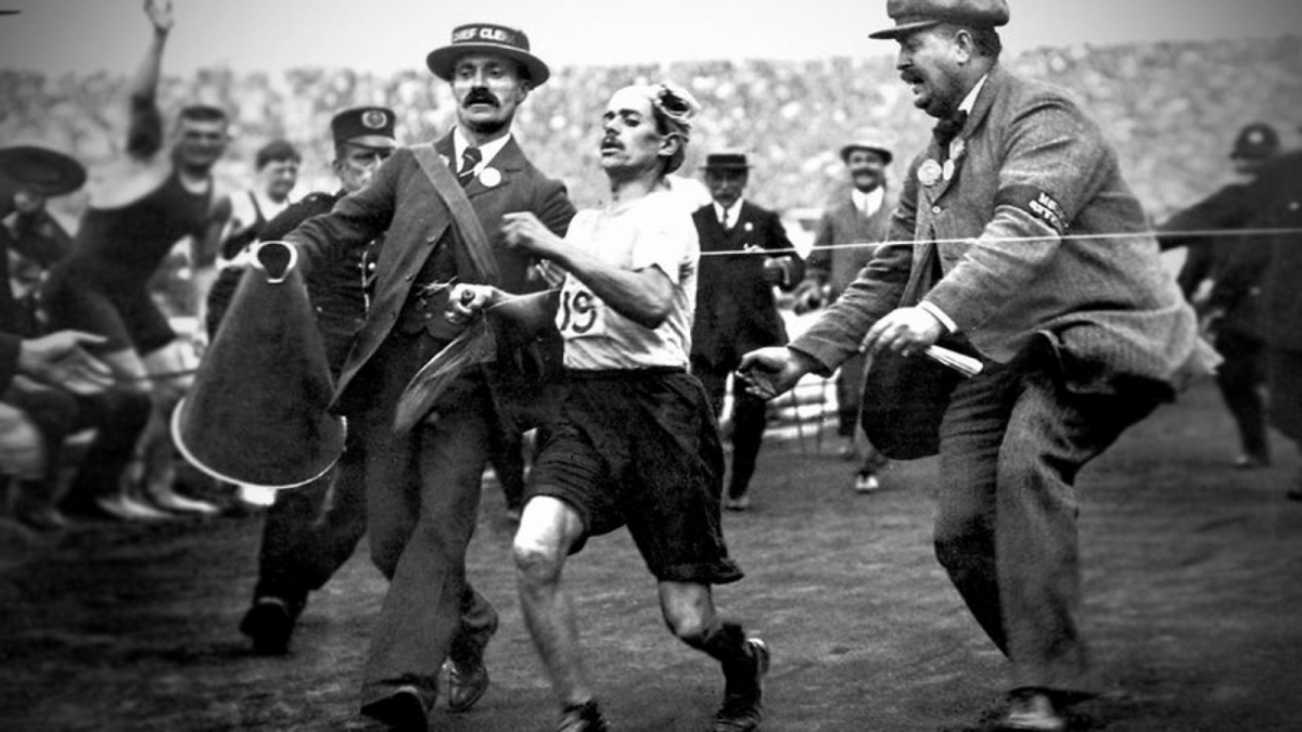 Dorando Pietri taglia il traguardo della maratona di Londra durante le olimpiadi del 1908