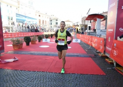 Aldo Carbone taglia il traguardo alla Verona Marathon